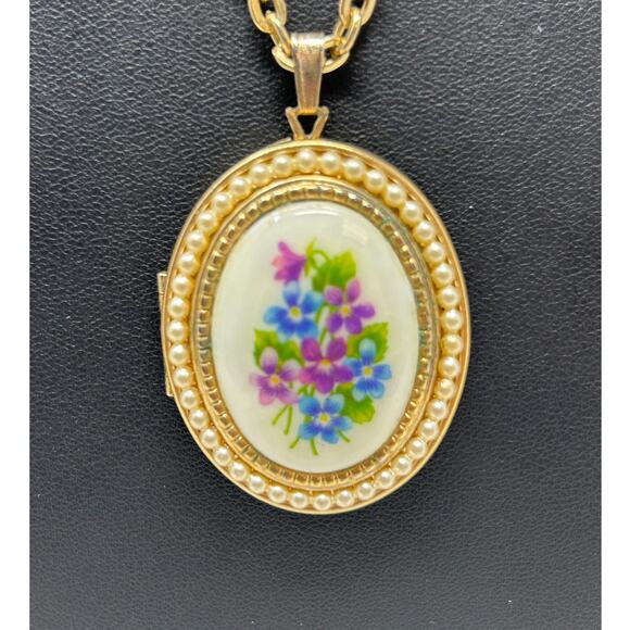 Vintage Avon Gold Tone Locket Necklace - Picture 2 of 9